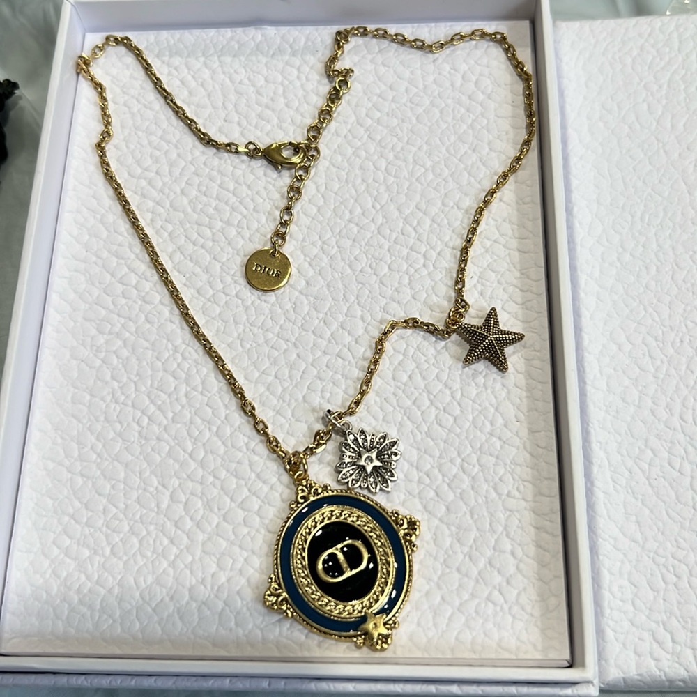 CD LONG NECKLACE